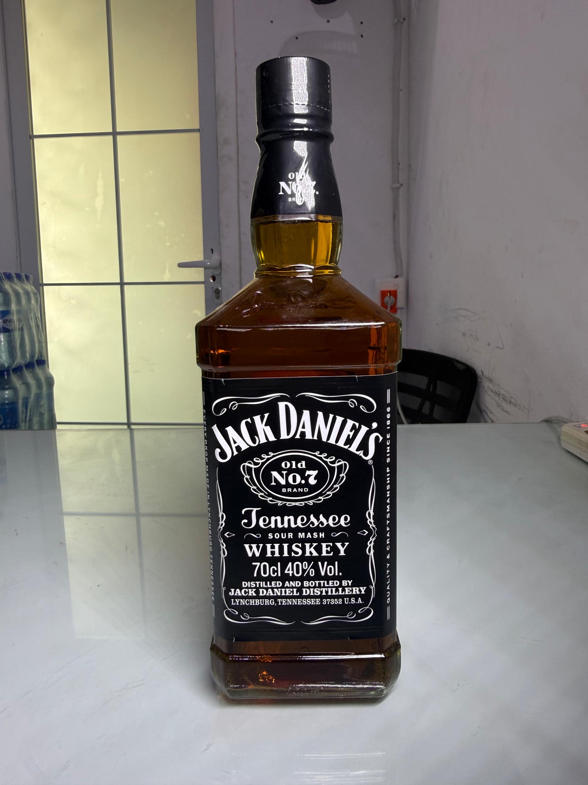 Jack Daniel's Old No. 7 Tennessee Whiskey (70cl) – Classic Charcoal-Mellowed Whiskey
